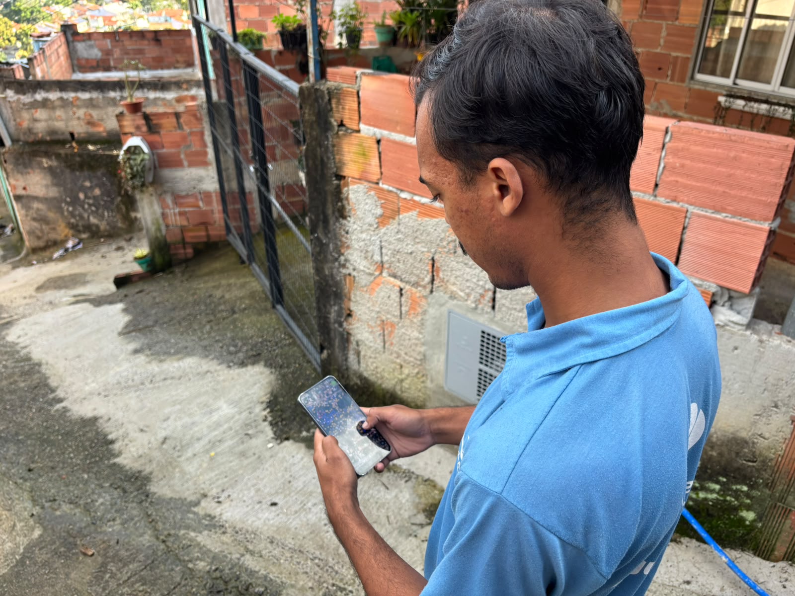 Águas de Niterói amplia ações para identificar ligações irregulares de esgoto com apoio do MPRJ
