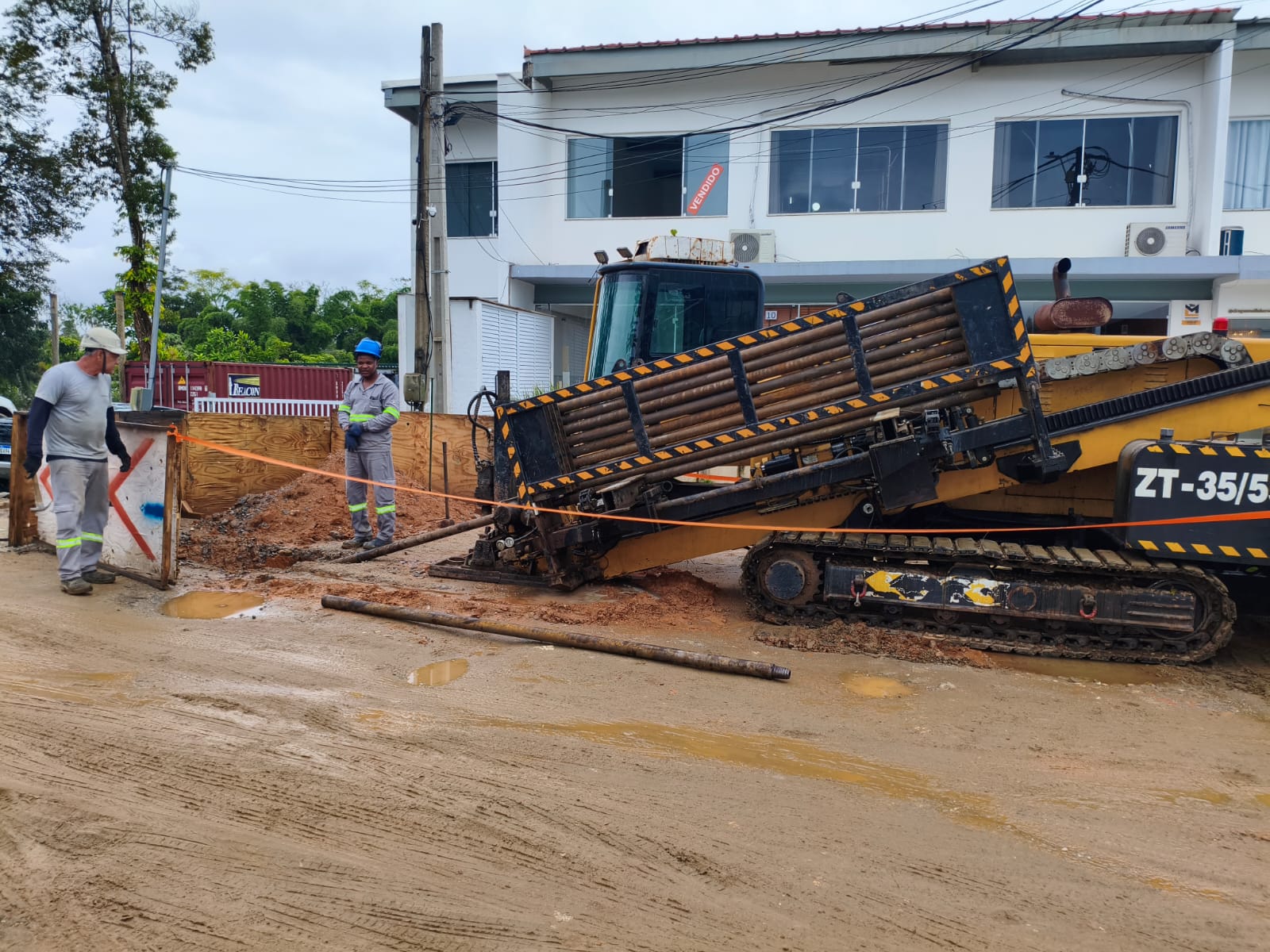 Águas de Paraty realiza travessia subterrânea de adutora